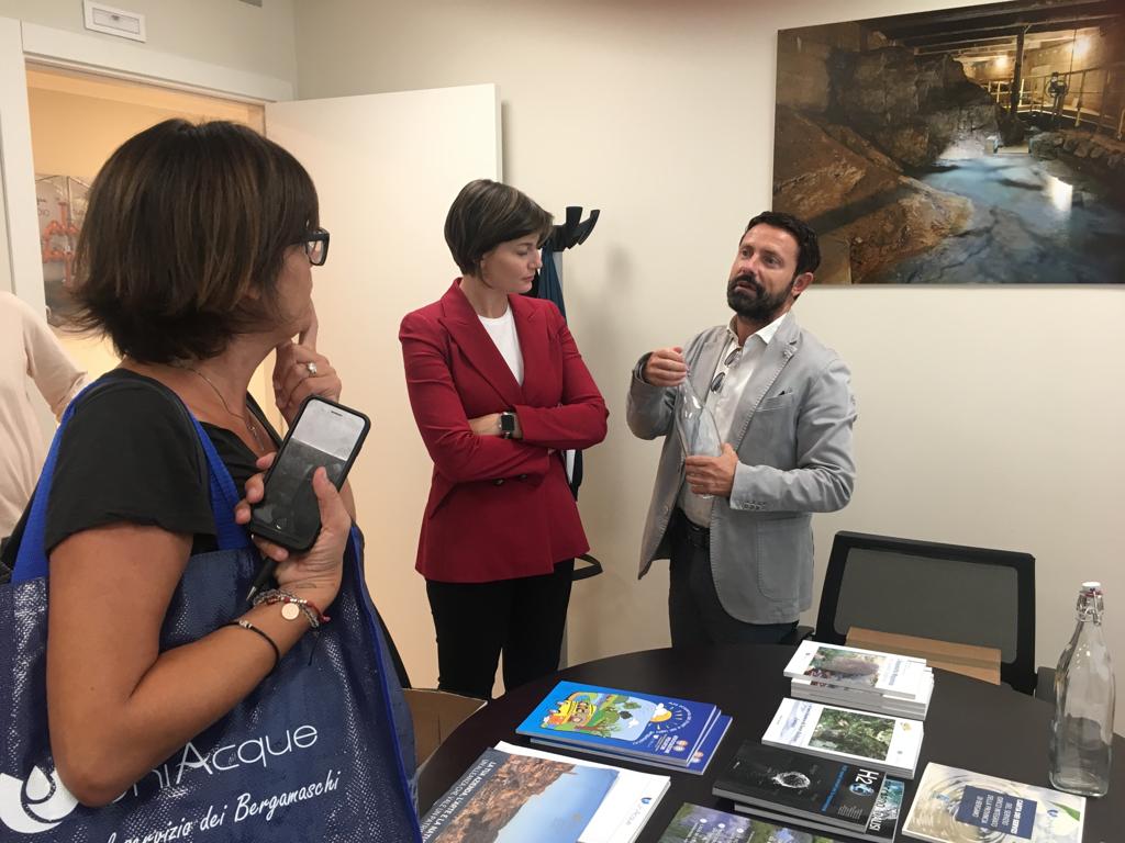 comilara's tweet photo. Ieri con @AleGallone in visita a #uniacque società idrica provincia #Bergamo che grazie a presidenza Paolo #Franco è diventata #eccellenza che da risposte a cittadini, valorizza patrimonio pubblico e guarda futuro con investimenti! #fatti non parole! https://t.co/baTApglvEu