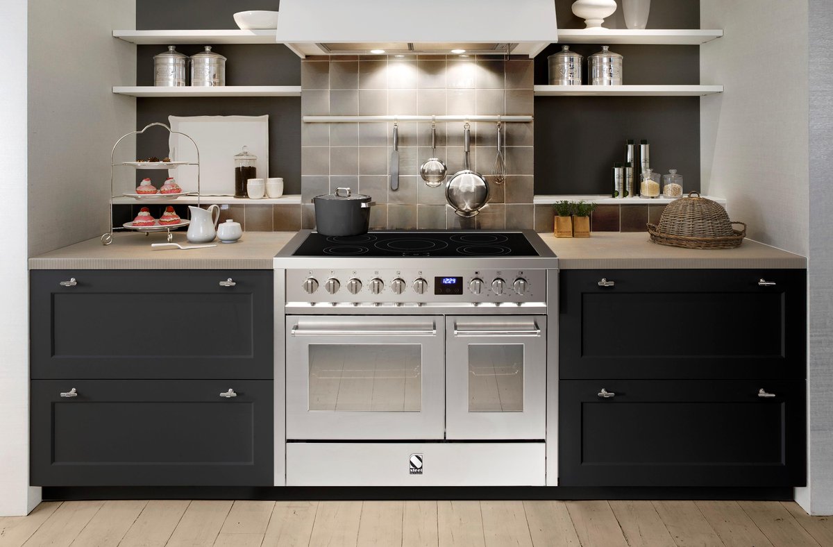 Steel's Enfasi 100 range cooker in stainless steel, is the ultimate centre piece for this stylish kitchen. Also, spot the delicious cakes! #sophisticaedkitchen #steelcucine #rangecooker #bradshawluxury #contemporarydesign