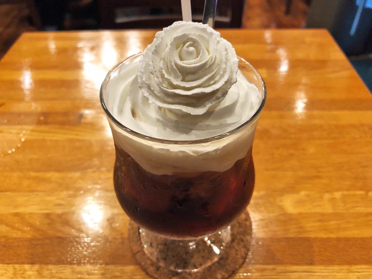 美しすぎ・・・クリームのバラが乗ったコーヒーを楽しめるお店！！