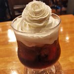 美しすぎ・・・クリームのバラが乗ったコーヒーを楽しめるお店!