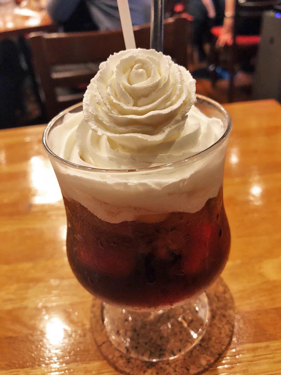 美しすぎ・・・クリームのバラが乗ったコーヒーを楽しめるお店！！
