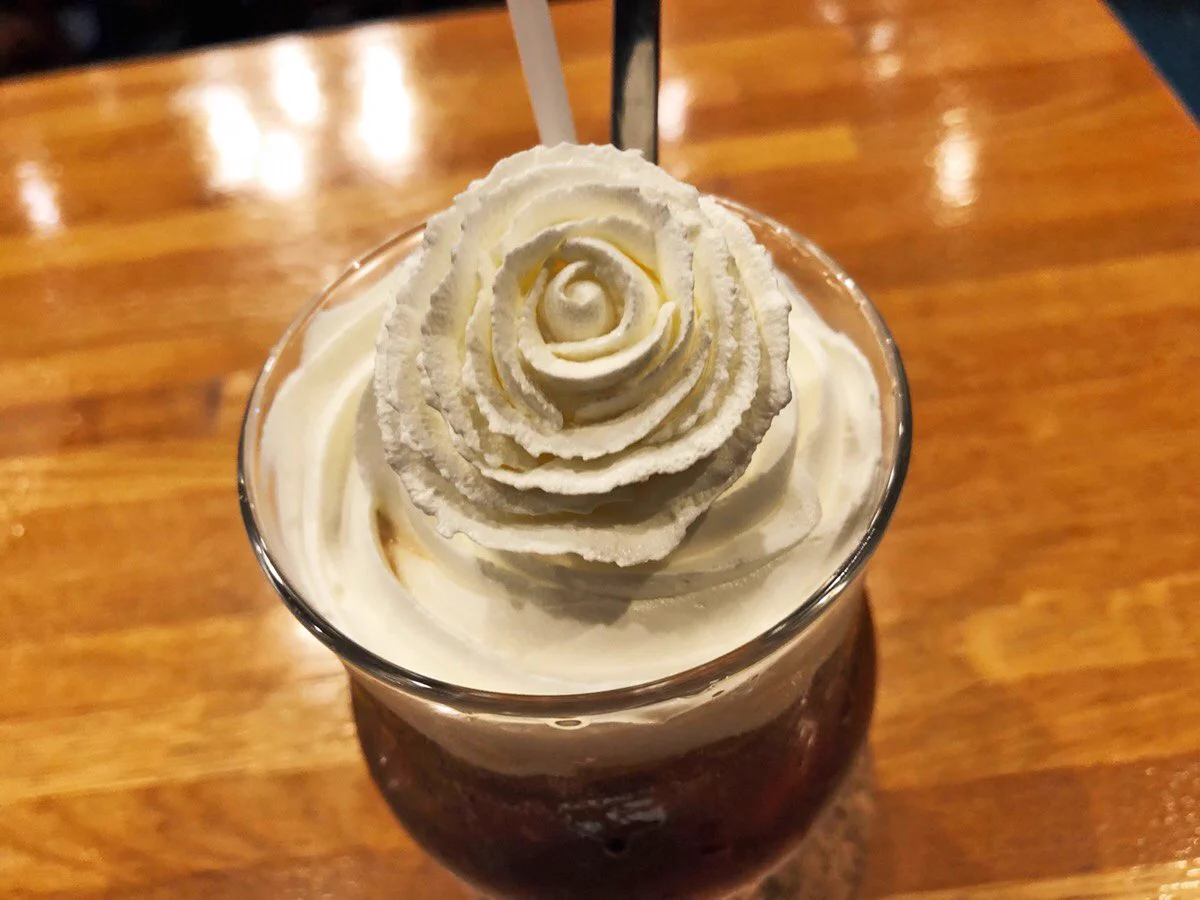 美しすぎ・・・クリームのバラが乗ったコーヒーを楽しめるお店！！