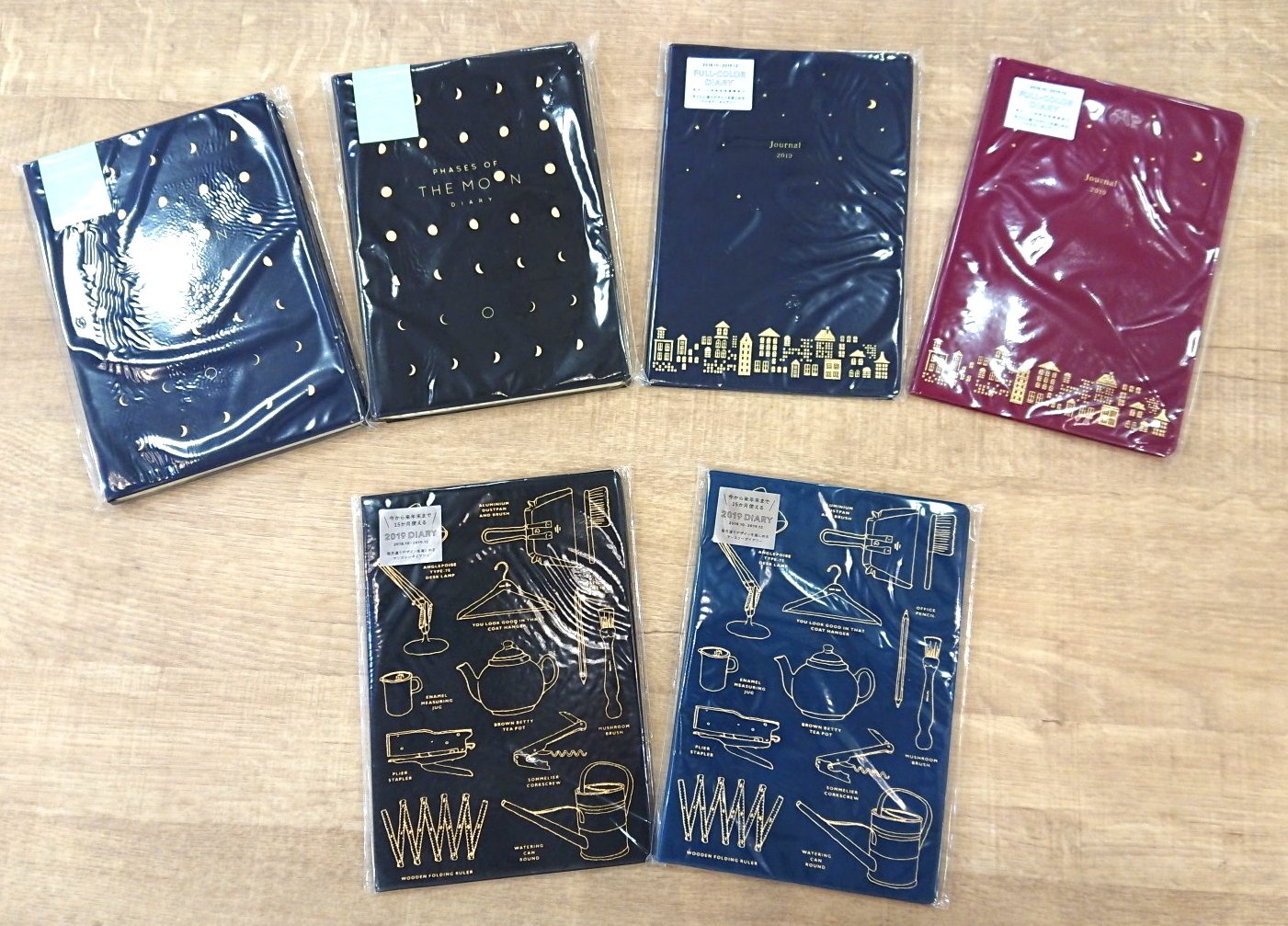 ペンテラス和歌山 Twitterissa 新商品のご紹介 19スケジュール帳 続々と入荷しております 金の箔押しがキラキラと美しい10月始まりの手帳たち 星座やアニマル 満ち欠けの月などおしゃれなデザインばかりです 是非お手にとってご覧ください 19スケジュール帳