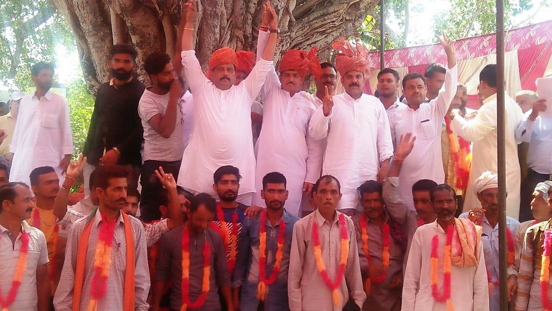 Expressing their faith in the Panthers Party and its leadership, around 40 youth belonging to BJP and NC quit their respective political parties and Joined NPP  in a glittering function organized by the youth wing of NPP today.
m.facebook.com/story.php?stor… @aashishkohli25 <a href="/JAMMULINKS/">JAMMU LINKS NEWS</a>