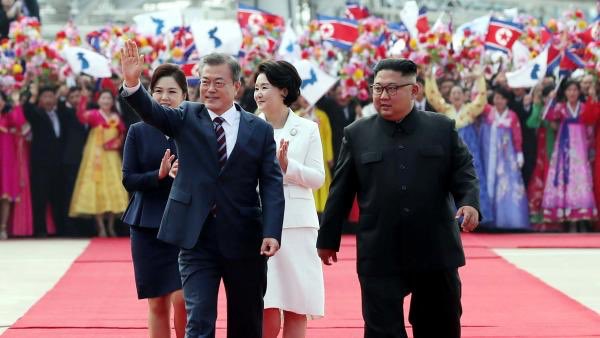 Rais wa Korea Kusini Moon Jae-in amezuru jijini Pyongyang nchini Korea Kaskazini anakokutana na kiongozi wa nchi hiyo Kim Jong Un.
#KingsHabari #JisikieMfalme