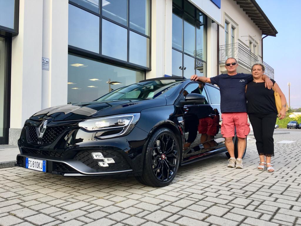 Check In Fatto! Ora Morena e Nicola sono pronti al decollo con la loro Nuova #Megane #RS. 280 cavalli e infinite emozioni... :)

Complimenti ...da #Renault #Dacia #Paglini