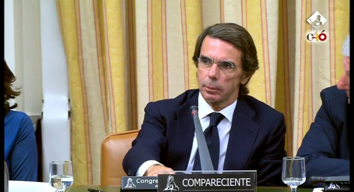 gerardotc's tweet photo. Como buen estadista, Aznar está analizando seria y responsablemente el problema que supuso la grave corrupción del PP mientras él presidía. JAJA No. Dice en plan chulo que ÉL no tiene culpa de nada. Luego ha pedido que le acerquen un paño con betún para sacarle brillo a su rostro https://t.co/BQAyXXmzUV