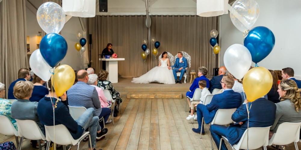 Rick en Saskia trouwden in Het Oude Magazijn. Wat het bruidspaar als tip geeft aan andere bruidsparen? Kies een locatie die echt bij je past en waarbij je denkt als je binnenstapt: ‘Wow, hier wil ik trouwen!’ ow.ly/8Mx030lRyYw