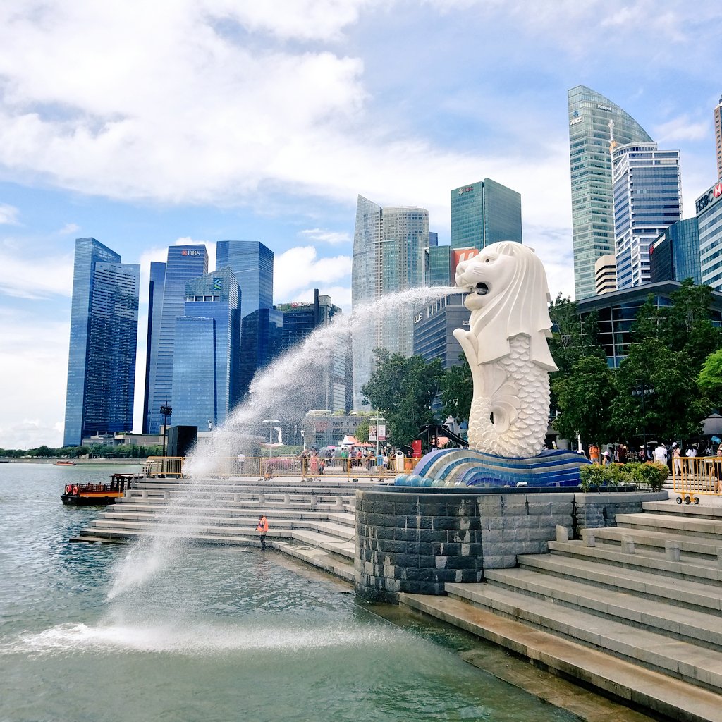 ゆきひろ トレードトラベラー シンガポールの象徴として有名なマーライオン その後ろには小さいマーライオンがいます 実はこっちが元祖です また マーライオンって思ってたより小さいな という方 シンガポールの南にあるセントーサ島へ行きましょう そこに