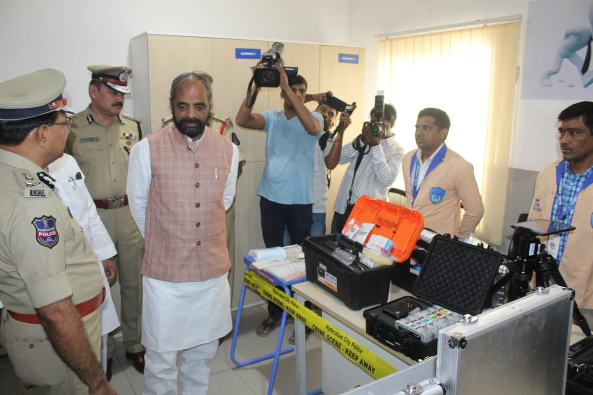Sampathclues's tweet photo. Sri Hansraj Gangaram Ahir, Hon’ble Central Minister for Home affairs Visited PS Panjagutta..Explained about #CluesTeam functioning nd advanced equipments..!!
@Vijenda62024188 https://t.co/rkjknu8fjW