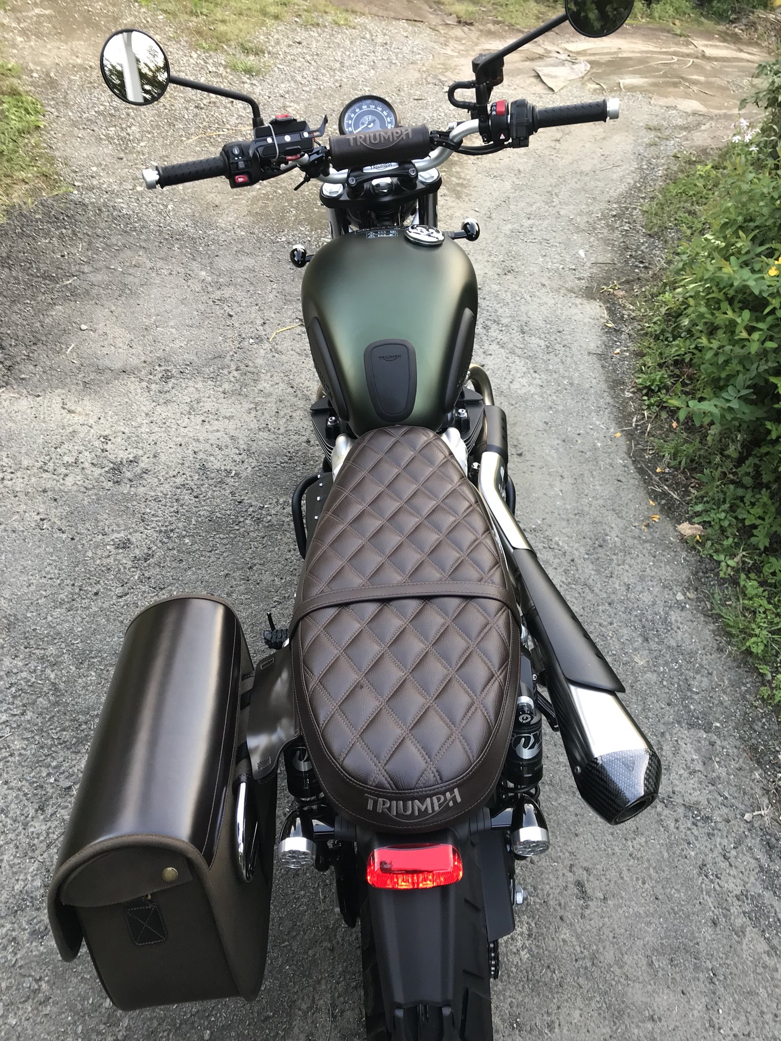 TRIUMPH ベンチシート ストリートスクランブラーボンネビル系