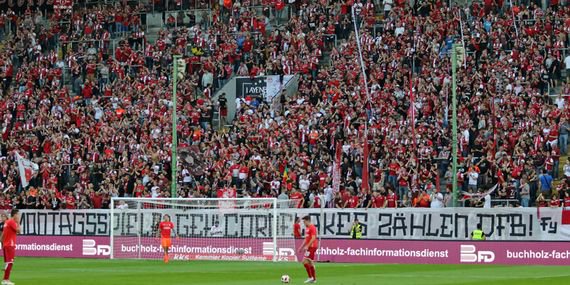 FasziFankurve's tweet photo. #FCK & #Gästefans protestierten gestern auf dem #Betze gegen #Montagsspiele in der #3Liga. Die #Fortuna #Köln-Fanszene rief sogar zum Boykott des Spiels auf: #FCKFOR https://t.co/iSMluXQocM https://t.co/ENH8fNVN6H