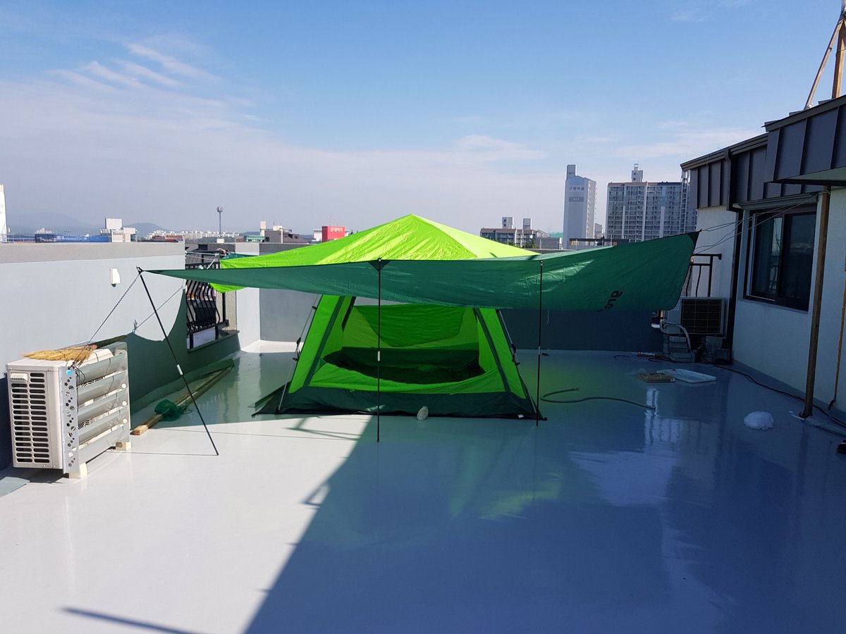 이제 옥탑방에서 탠트속으로.. 
사진속 텐트 앞에 문지기 까칠이..