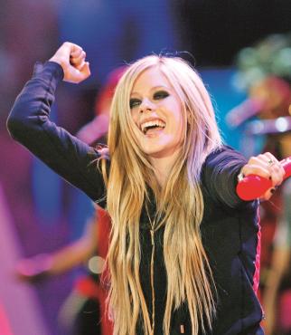 ApreciationTw's tweet image. RT For Avril Lavigne
Like For Scarlett Johansson