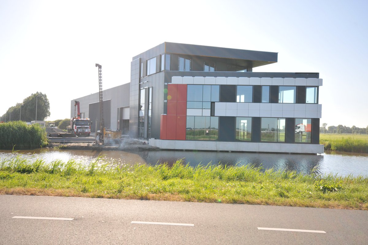 Project Bystronic to Meerkerk. Composiet SZ-panelen in de volgende kleuren RAL 7016, RAL 9010 en Flame Red geproduceerd door <a href="/MZAllpro/">Allpro</a>
