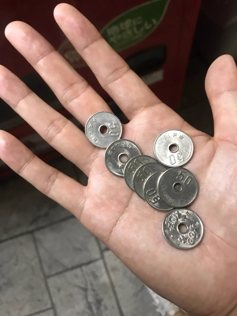 こんなのってあり！？自動販売機でジュースを買ったらおつりは全部・・・