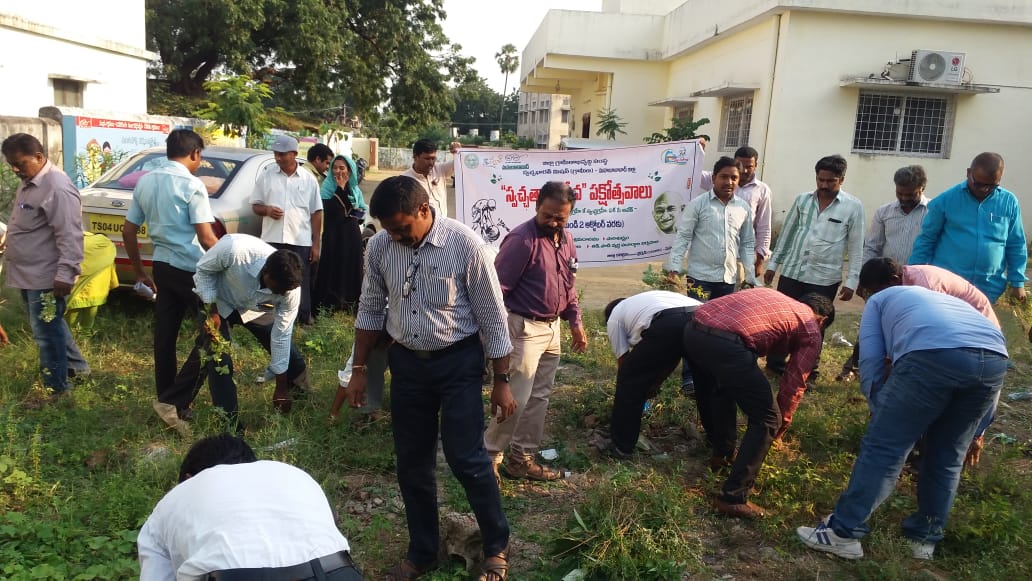 SwachMahubad's tweet photo. Sramadanam activities has been taken up in part of Swachta hi seva 2018 at District level with all District level officers.
#ZSBP #SHS18 #MHBD #ODF #TSSBM https://t.co/PnkbwNBd41