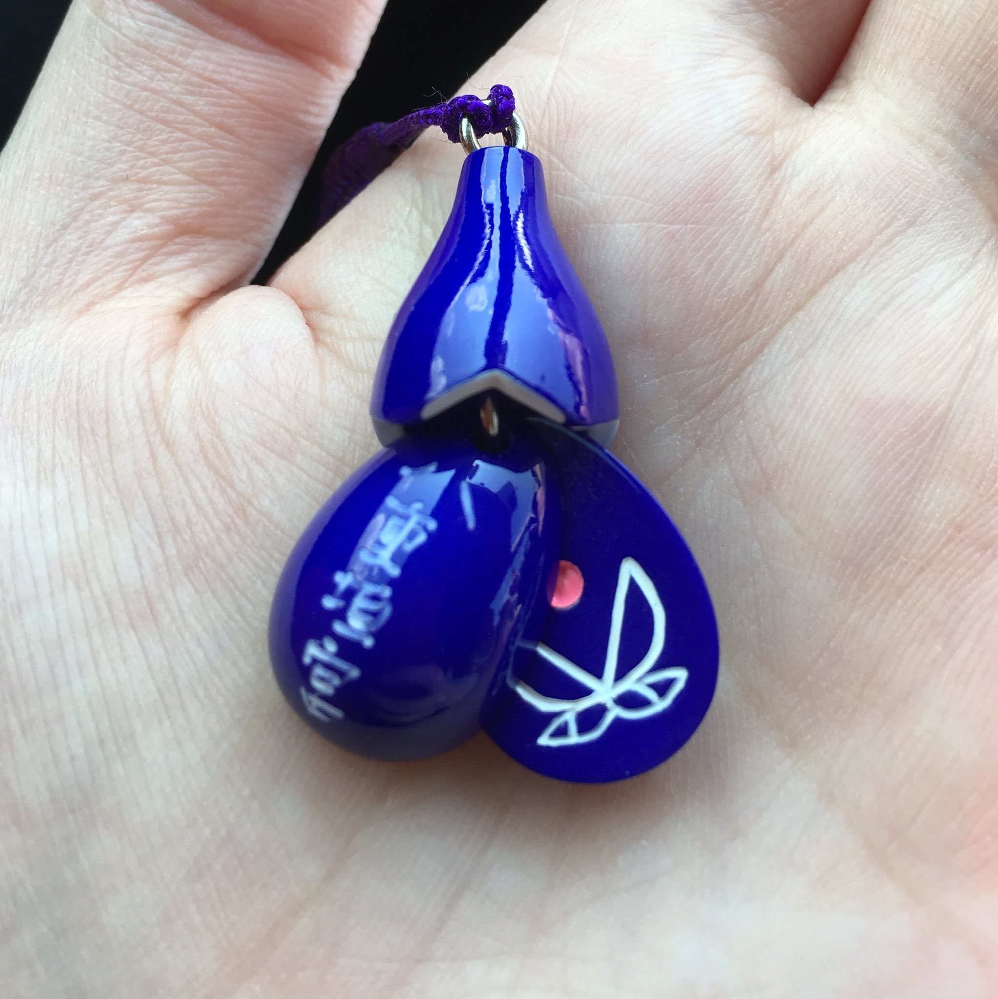 鴇田アルミ 島根県松江にある八重垣神社の 茄子のお守り 半分に開くんですが 中の絵が桃と キノコ まあ子宝のお守りだからね うんうん T Co So8n7weosu Twitter