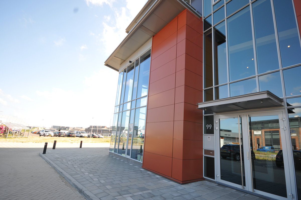 Project VHC te Hendrik Ido Ambacht. Omkadering en afwerking van de entrees, vervaardigt uit Larson Composiet SZ-panelen in de kleuren Silver Metallic (9006), Terracotta en Copper Brown Metallic geproduceerd door <a href="/MZAllpro/">Allpro</a>