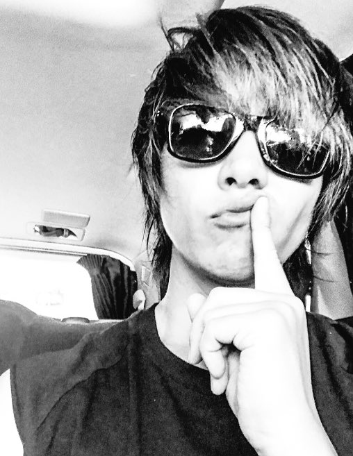 Black____tomo's tweet photo. 久しぶり
ツアーはじまるぜ

雨宿りしてる
#山下智久 https://t.co/0fwls2nr4k