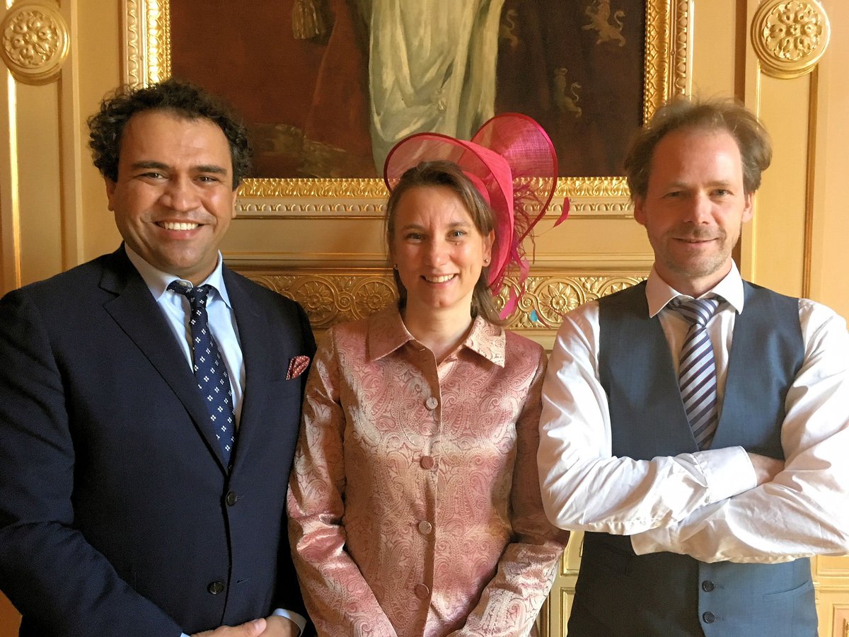 Jurken, pakken én hoedjes. De leden van de #TweedeKamer maken zich op voor #Prinsjesdag. Het is bijna tijd voor de #troonrede van de Koning in de #Ridderzaal. Lees meer via: tweedekamer.nl/nieuws/kamerni…