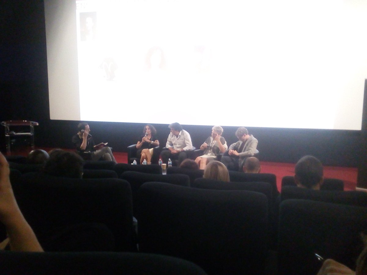 En direct de la table ronde "le documentaire, un format" avec #CarolineBehar FR5 , #SophieDulac, #AlexandreAmiel, #RemiGrellety. Meric la #FJPI.