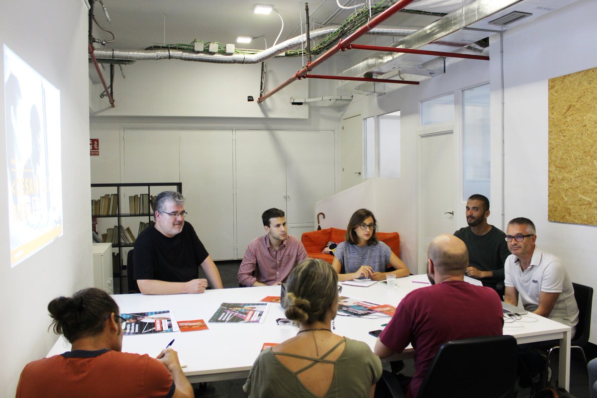 FactoriaF5's tweet photo. Hoy toca Sesión Informativa con entidades sociales, una pieza clave para identificar a l@s futur@s coders de @FactoriaF5
¡Gracias @FMarianao @FPareManel @fitreball @jovesebre por romper los códigos con nosotr@s😁!
#rompemosloscodigos #trenquemelscodis #programaresparati https://t.co/7g2xX27oDw
