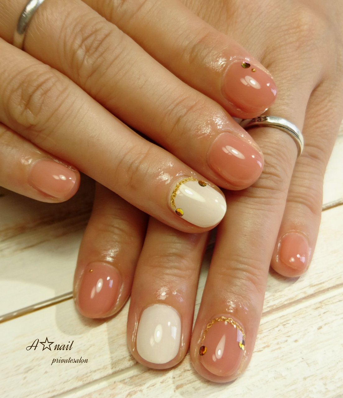 A Nail 小指 薬指 中指はジェルネイルをすることで爪の形が変わりやすい 丸くコロンとしていたお爪もだいぶシュッとスマートになってきましたよ ご本人も認識しております ジェルネイル Nail 爪育成 ショートネイル 爪の形は変わります T