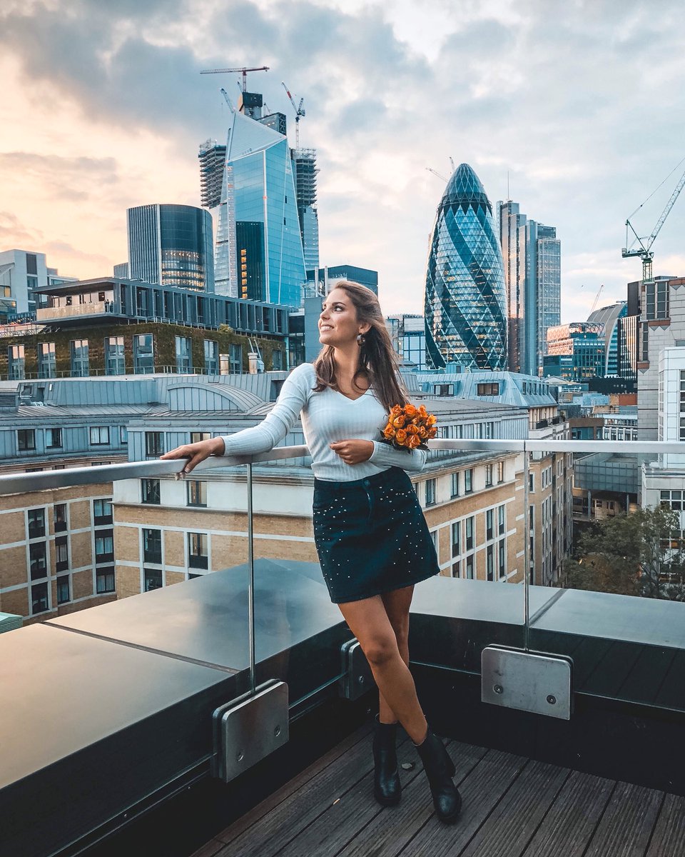 London views. 😍👌🏻 Wrote a blogpost about this dreamy spot! 🙊 Make sure you check it out if you are interested in discovering one of the coolest rooftop bars in the city! 🤗🍸 👉🏼 bit.ly/2Oxf3zb 👈🏼 Happy Tuesday Lovelies! 💝 / #London #Londra #VisitLondon #Londres