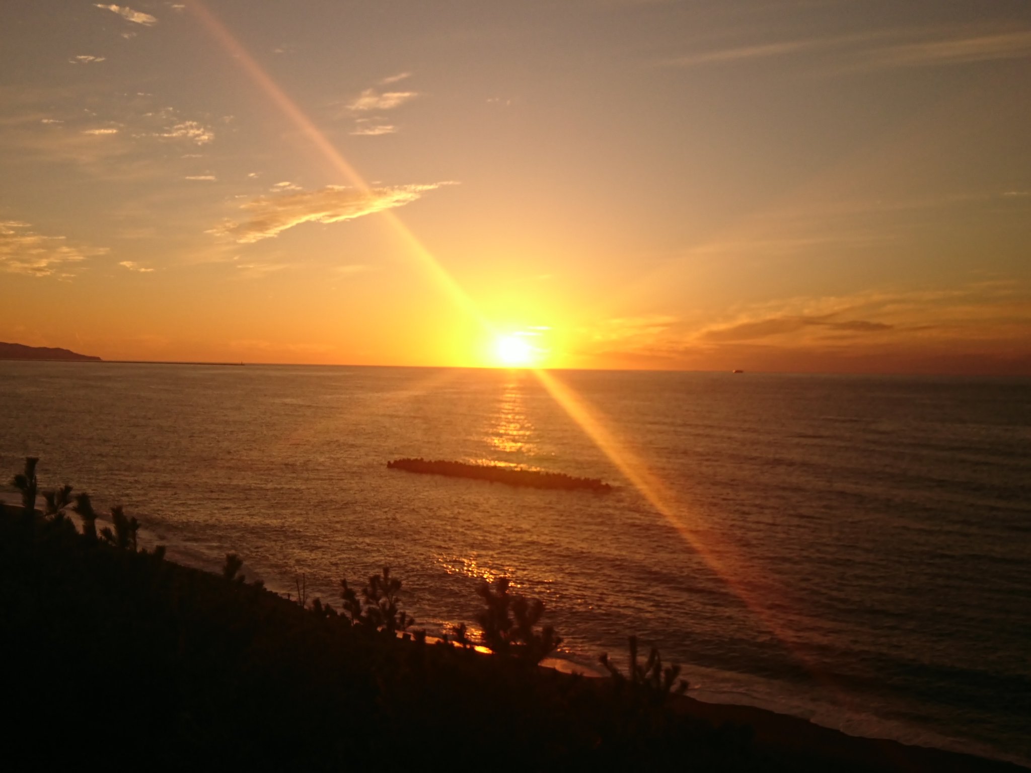 Auf Twitter 日本海に沈む夕日が輝く時 山側の空にはピンク色に染まり曲線を描いた雲の上にお月さま やがて夕日 が沈み 余韻を残す夕焼け空に後ろ髪を引かれつつ 田園地帯へ向かうと まるで星々のような雲が広がり 画像左斜め上 夜の使者がやってき