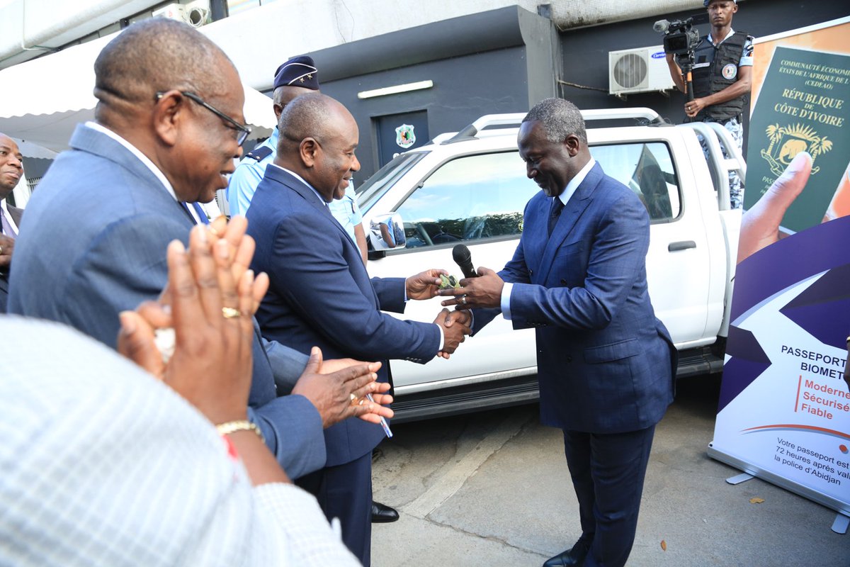 snedai_ci's tweet photo. Ce lundi 17 Septembre, le Groupe SNEDAI avec à sa tête son Président Directeur Général Bictogo Adama a fait don de 10 véhicules Pick Up neufs d'une valeur de 200 millions de FCFA à la police nationale en présence du ministre de l’intérieur et de la sécurité. https://t.co/8yrmkeUSVw