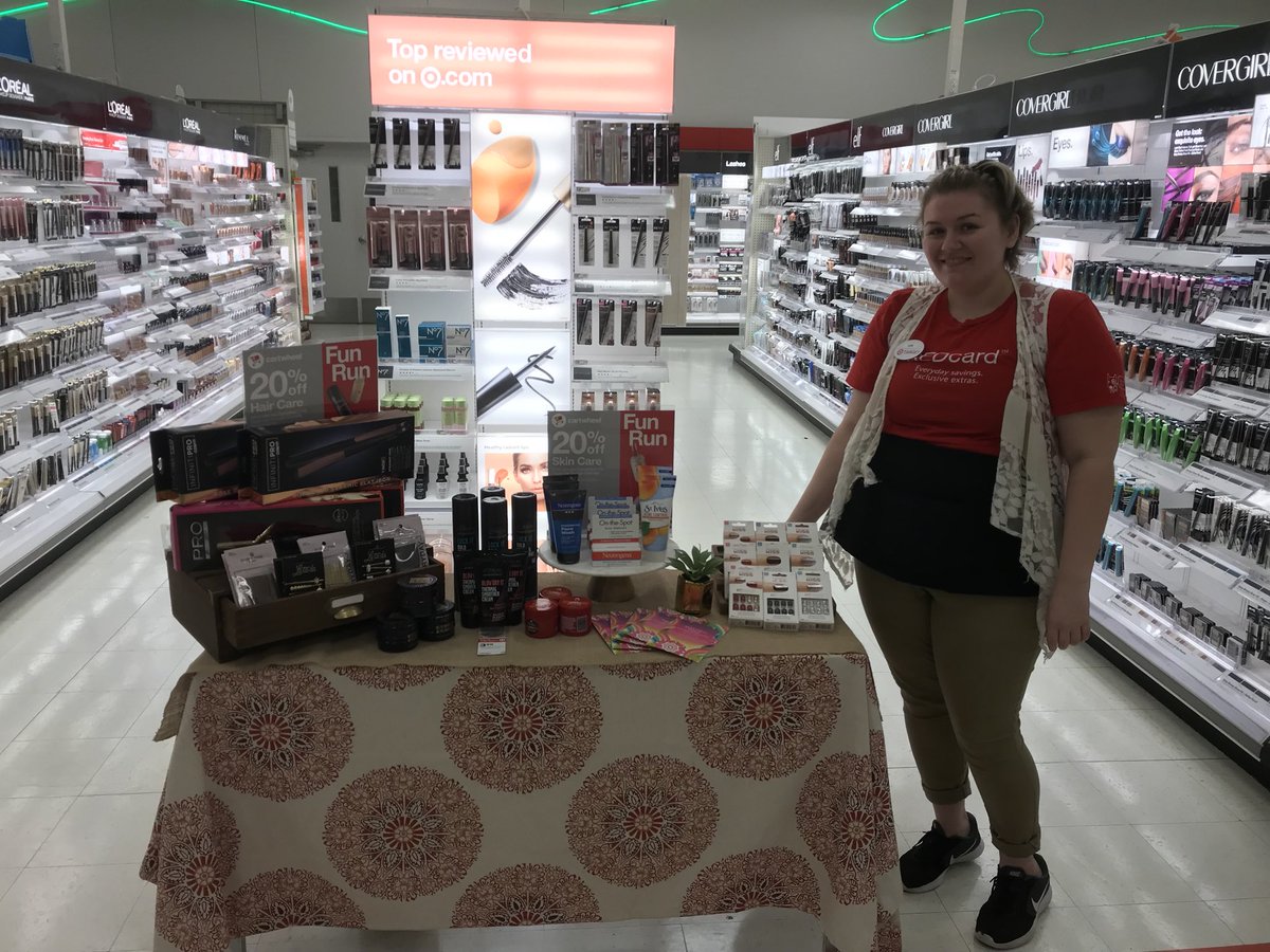 RobertYep's tweet photo. #targetfunrun Great Job Lauren helping our guests get ready to buy some beauty!@adriennelebo @Jfofana16 @emily_sc https://t.co/d5Ksn0SzIZ