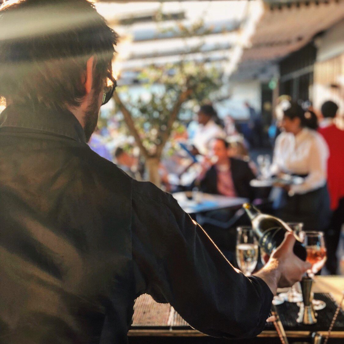 It's definitely fizz o'clock! What better way to catch the last rays of sunshine...
#cocktails #fizz #bubbly #afterworkdrinks #mixology #rooftopbars #london #londonlife #travel #luxelife #luxurylondon #viewfromtheroof #culturetrip #rooftopstjames #summer
