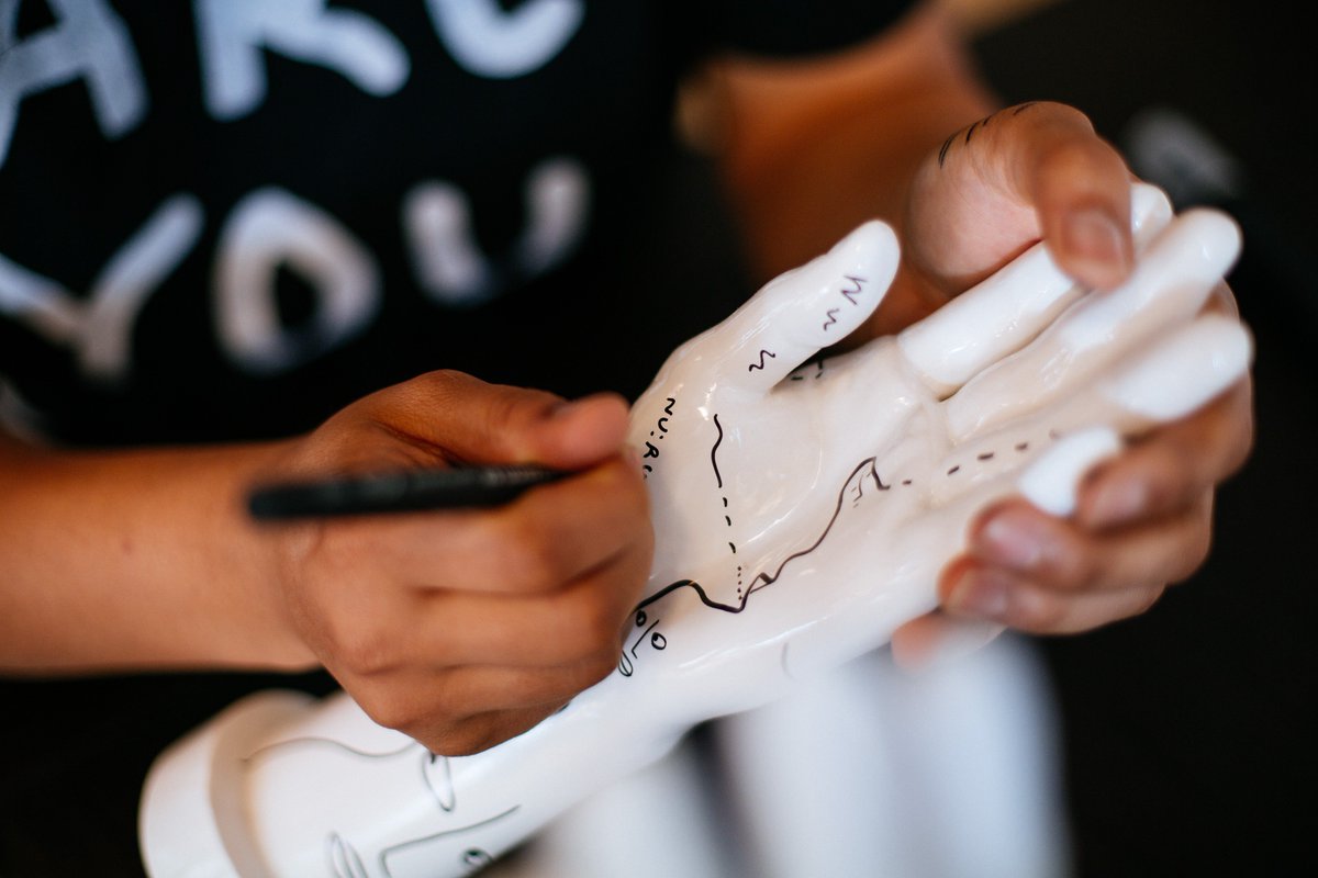 antonandirene's tweet photo. Our good friend Shantell Martin lend us a hand (literally), came into our studio, and created 10 custom hand-drawn illustrations for NU:RO π€ Werβe offering them up as a special reward on our Kickstarter: https://t.co/T7idsb0r6M
#nurowatch x @shantell_martin https://t.co/UAMRpiEZ4Y
