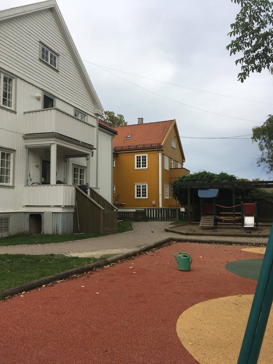 Had trouble getting a good angle on this one without engaging in creepy stalker behavior —ok even with engaging in that behavior—house is set back from the street and surrounded by trees —people, why would you hide your ochre under a bushel?