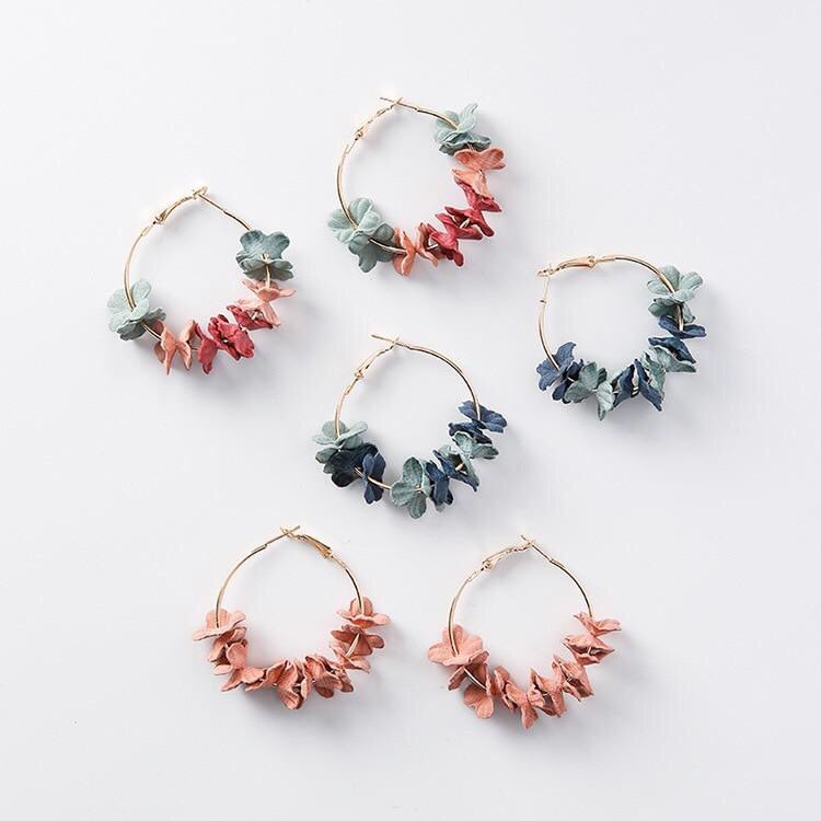 pprojectco's tweet image. Our Flora Flower Hoops are made of delicate fabric flowers - the perfect summer to fall accessory! 

passionprojectcompany.com

#earrings #floral #handmade #transition #summertofall #pprojectco #flowersforall