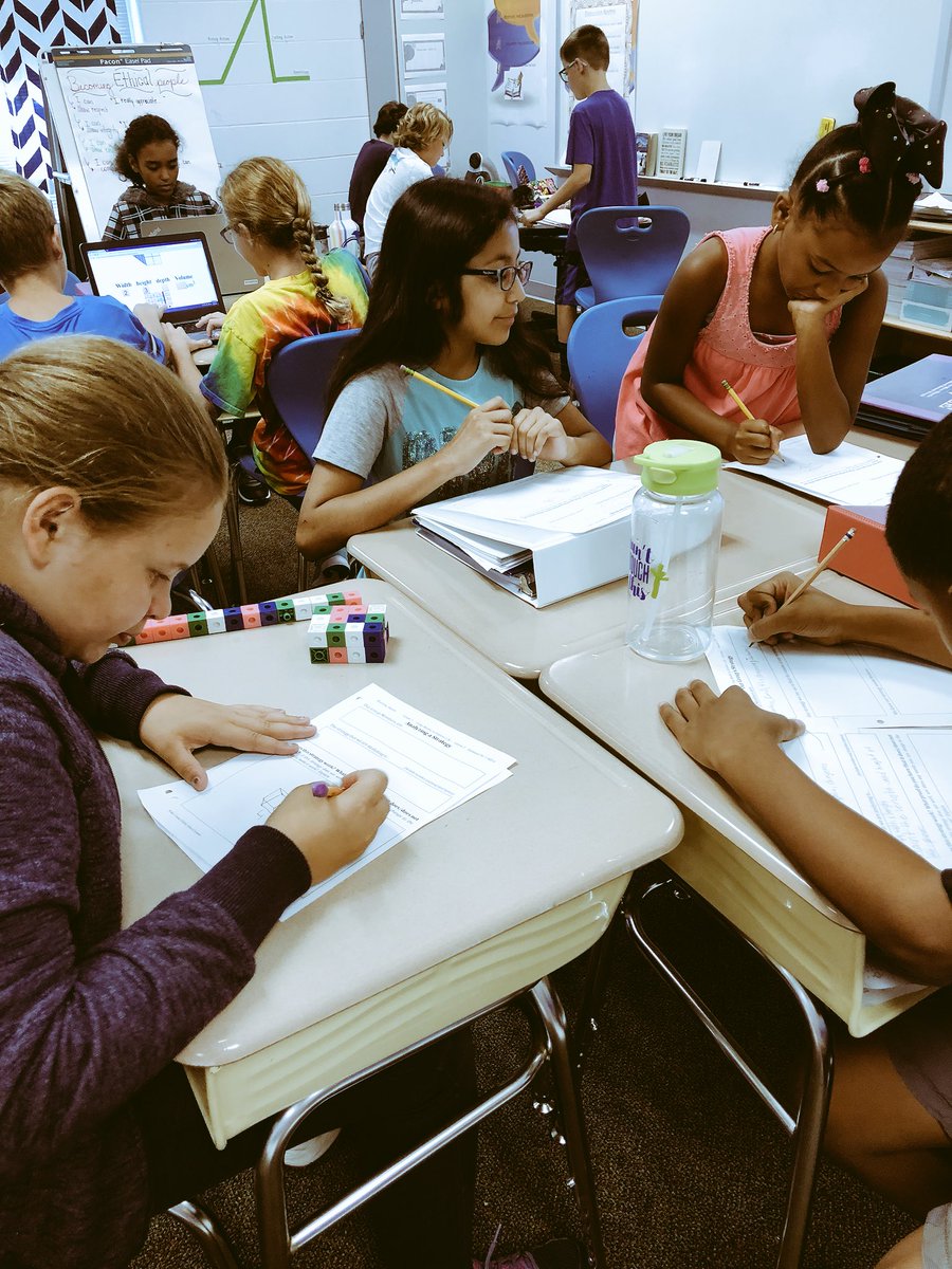 ACESKilpatrick's tweet image. Love the teamwork for this blended learning volume lesson using pop cubes and devices @AbbottsCreekES #webackatitagain #blendedlearning #4Cs