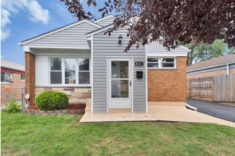 FrankMontro's tweet photo. Kick off your shoes after a #longdayswork in your NEW #KellerWilliamsPreferredRealty #brickranch. #Welcomehome! #ChicagoRealtor #ChicagoRealty #DreamHome https://t.co/1bbGtziE5b https://t.co/uL7u6keXvt