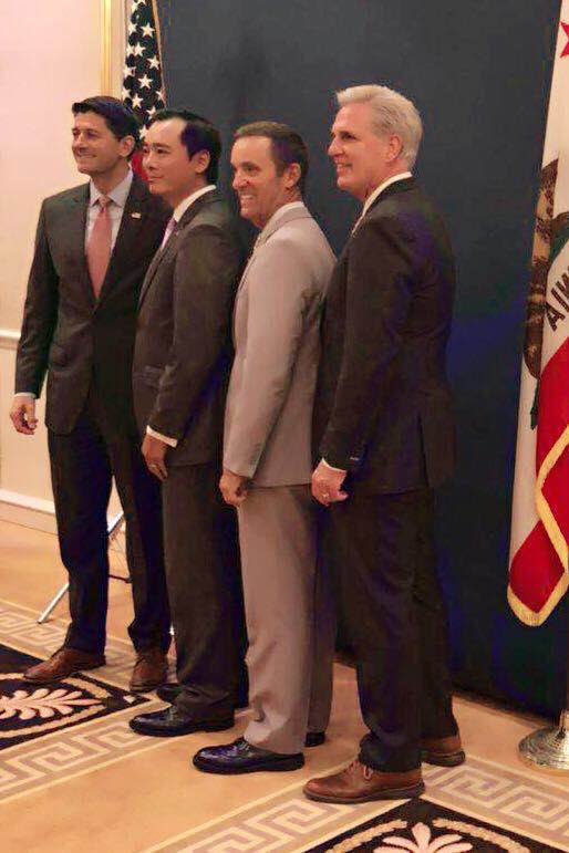 huarenzhisheng's tweet photo. CAFT 发起人天天@david_tiantian 在比华利山半岛酒店和Speaker Paul Ryan，Leader Kevin McCarthy，Congressman Steve Knight等国会议员，前州长等见面。他见到Paul的时候跟他说请他对川普总统好一些，家和万事兴！#KEEPHOUSE #MAGA
😁😁😁 不得不说真的是帅呆了！ https://t.co/j5HmjNWI8X
