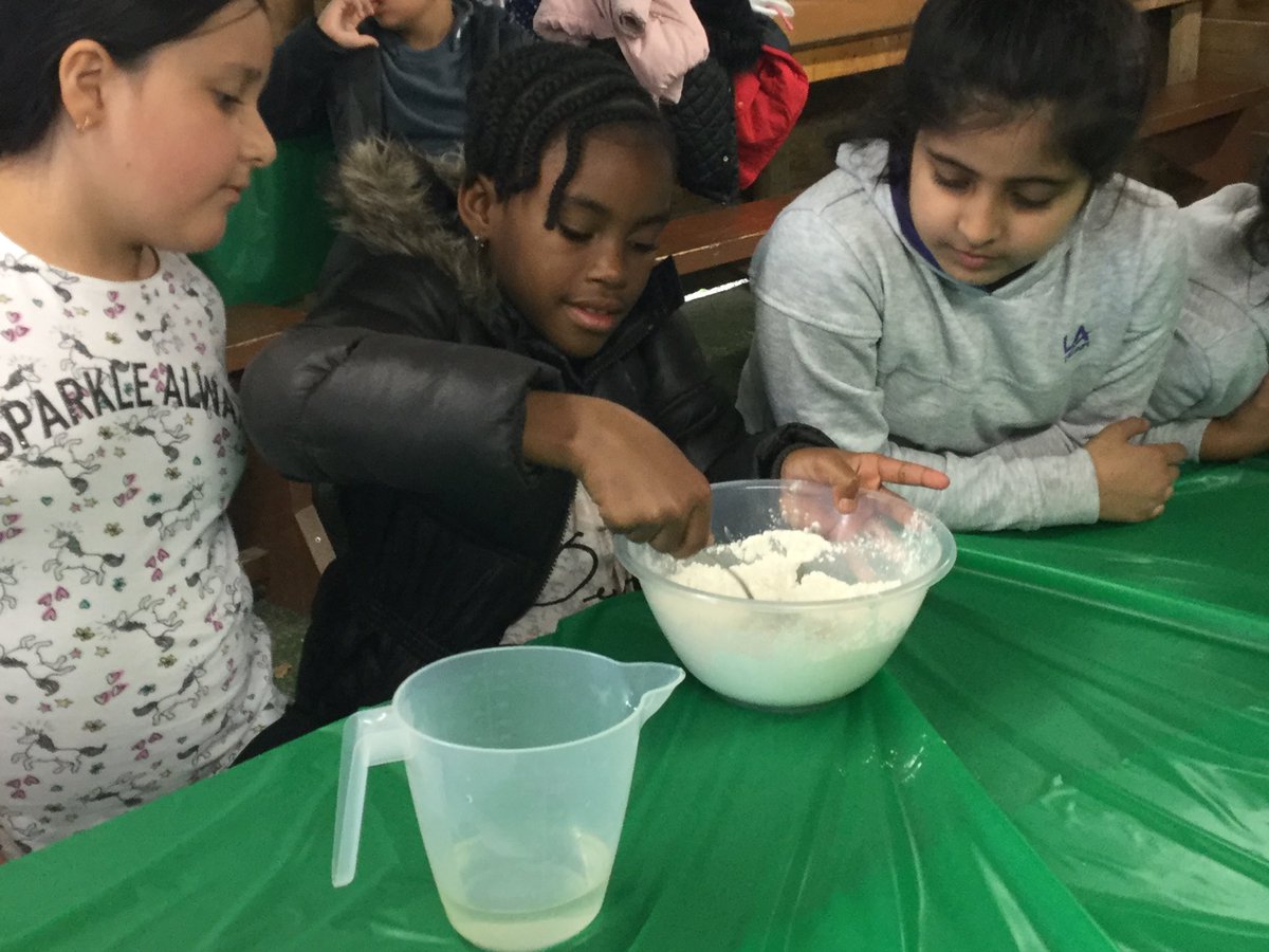 LeighPrimary's tweet photo. After a short break for lunch, we did a spot of pizza making! @Oakerwood 
#extendedlunch #getyourhandsdirty https://t.co/2bkIV29WCt