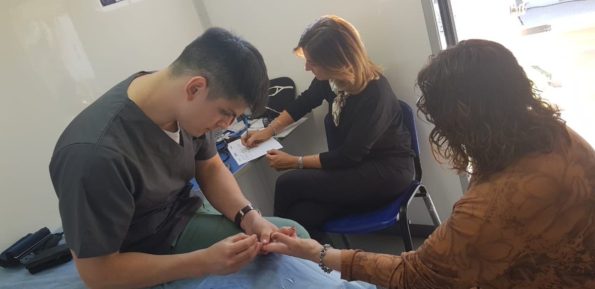 CesiraArcando's tweet photo. #TOMACONTROL DE LA DIABETES 🚑🗒📉📈.En #VillaAmelia junto a Marcela Sequeira y el Presidente Comunal Gerardo Porfiri tomamos control de glicemia. La diabetes puede detectarse y controlarse con una simple muestra 💉
#HaciendoLoQueHayQueHacer https://t.co/RdefgFeCz6