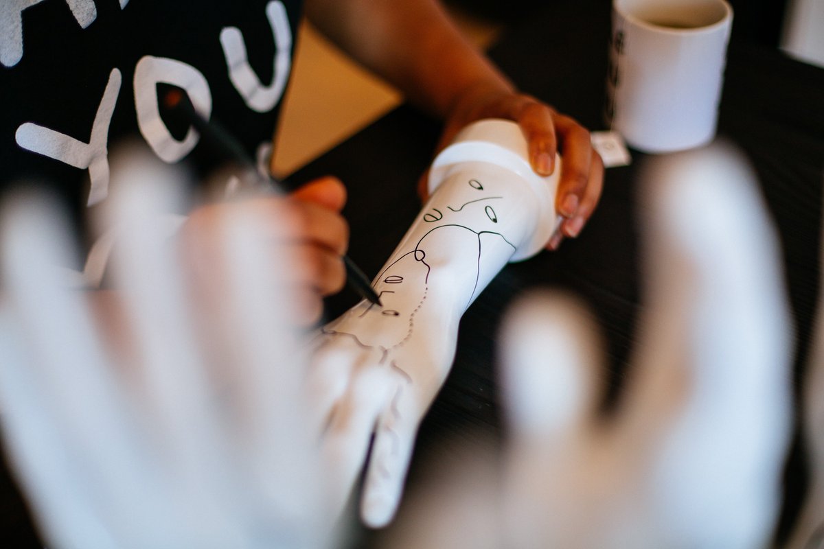 repponen's tweet photo. Our good friend Shantell Martin lend us a hand (literally), came into our studio, and created 10 custom hand-drawn illustrations for NU:RO π€ Werβe offering them up as a special reward on our Kickstarter: https://t.co/UH5SBgMwyY
#nurowatch x @shantell_martin https://t.co/APFEaErM8R