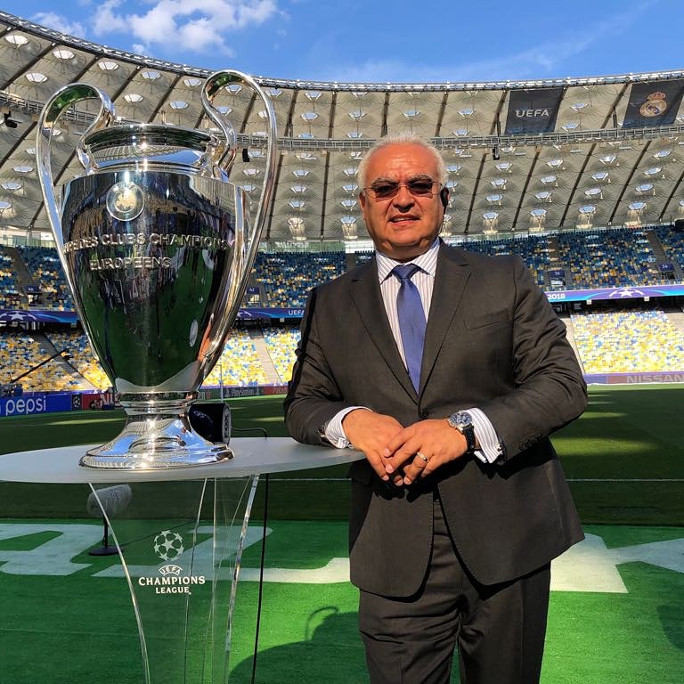 Hoy vuelven las 'Noches Mágicas' y la mejor forma de disfrutarlas es en la voz del gran <a href="/luisomartapia/">Luis Omar Tapia</a>. Son 24 ediciones dándole vida al deporte más hermoso del mundo y es un orgullo que formes parte del #TeamChampions ⚽🏆.