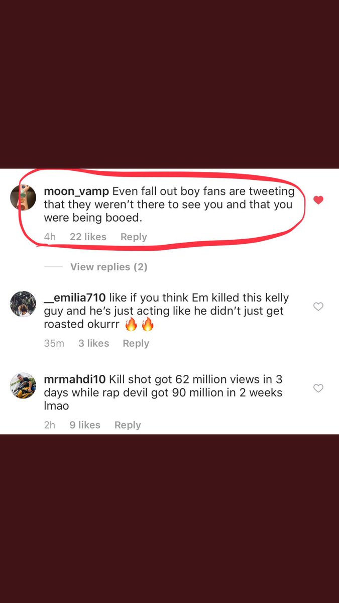 Cnn4rappers's tweet photo. #MachineGunKelly booed off stage after telling the audience to pose for a picture while everyone holds up a middle finger. Kelly turned his back to the fans and removed his jacket which then revealed his shirt with Eminem's artwork of #Killshot as he got the picture taken. https://t.co/0lAkXAaQRJ