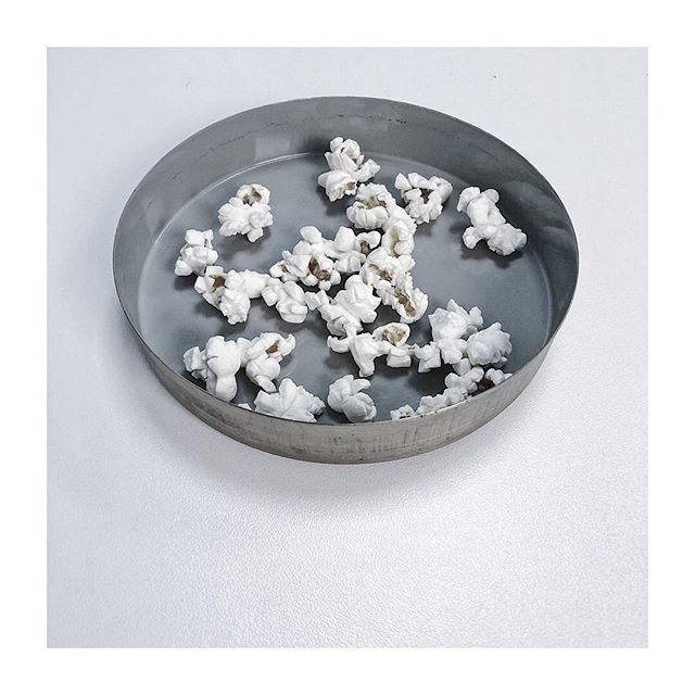 mathildeblc's tweet photo. #healthyeats and pretty blues #popcorn #snacktime https://t.co/XiUw9w2m2W https://t.co/WC8h9eLqY9