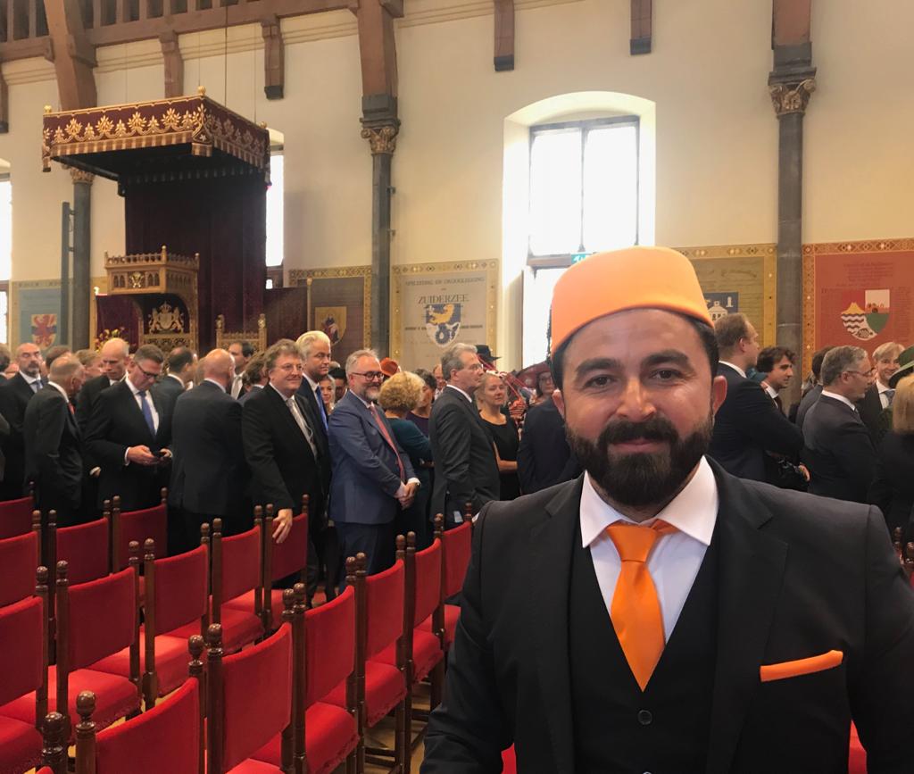 .<a href="/selcukozturknl/">Selçuk Öztürk</a> in de #Ridderzaal

#Prinsjesdag #hoedjes #oranje #fez