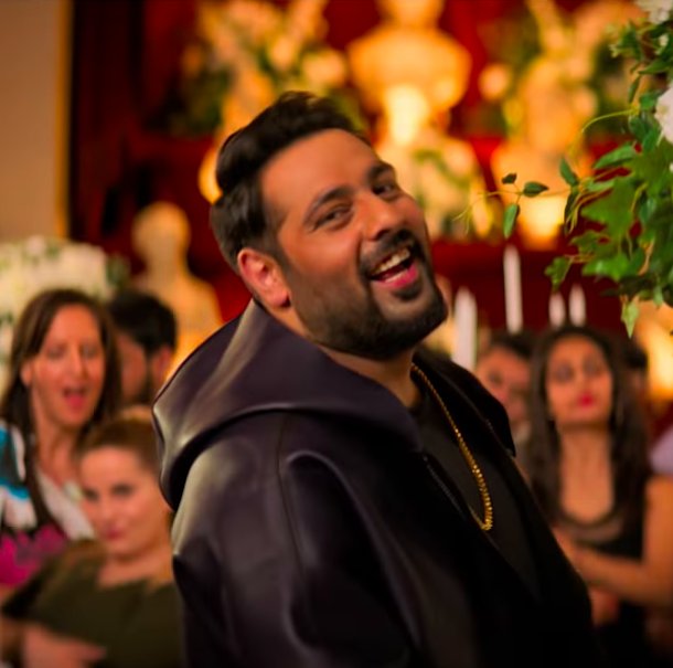 YouTubeIndia's tweet photo. Friend's sangeet coming up and you've got no idea what to dance to? #BhareBazaar was made for that 💯 → https://t.co/6vdV8IjV0x @arjunk26 @ParineetiChopra @Its_Badshah https://t.co/WlgJjEWqIh