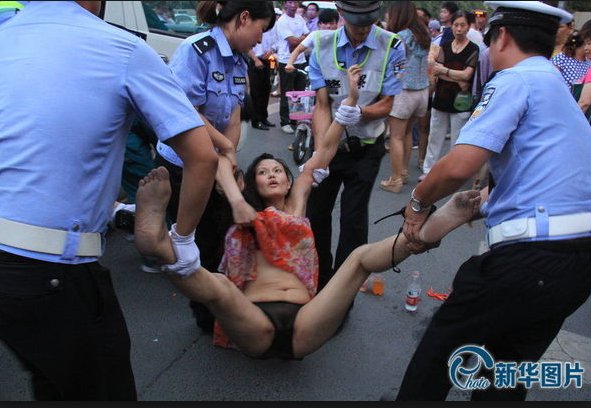 lazydjay's tweet image. 中国政府说瑞典警察粗暴，没人权，14亿中国人民都笑了💀👽☠️🎃😸😸😸