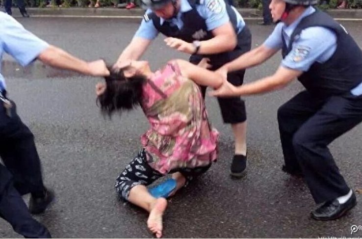 lazydjay's tweet image. 中国政府说瑞典警察粗暴，没人权，14亿中国人民都笑了💀👽☠️🎃😸😸😸