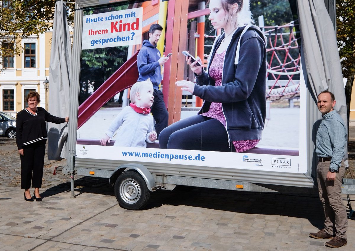 Sozialministerin Petra Grimm-Benne enthüllt zusammen mit Olaf Schütte (fjp-media) das erste Großplakat für landesweite Kampagne zu kritischem Medienkonsum.